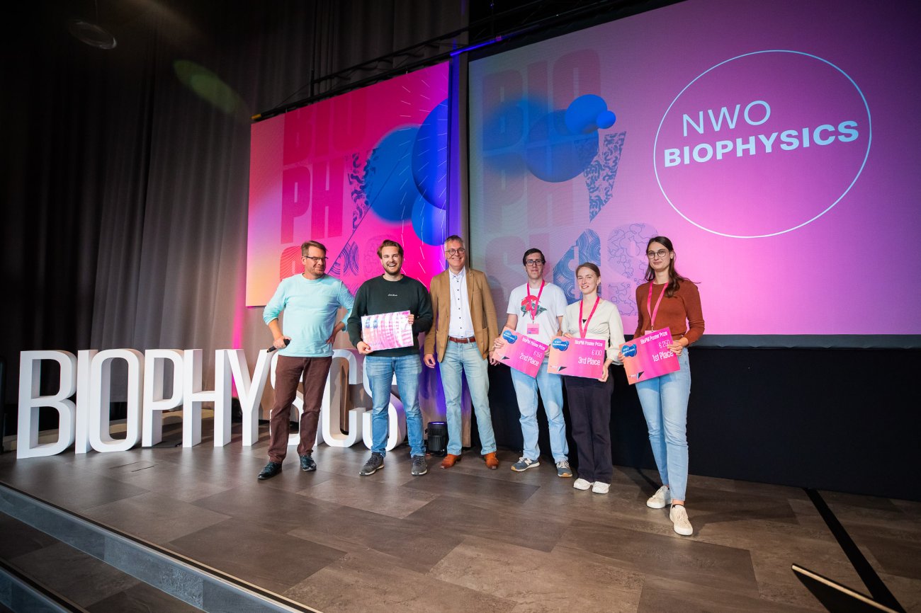 Picture of winners prize BioBPM 2023 holding their certificate